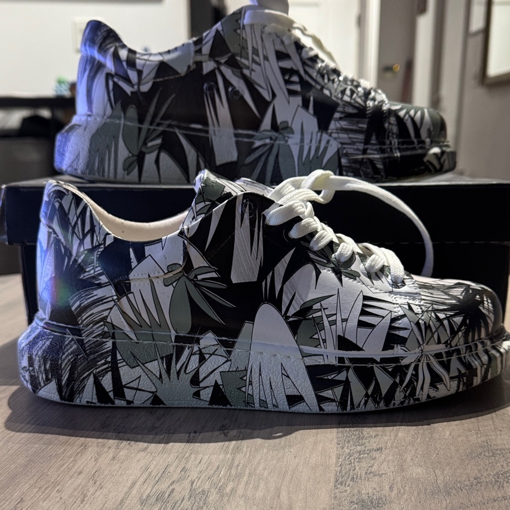 Stylish Black and White Men's Sneakers